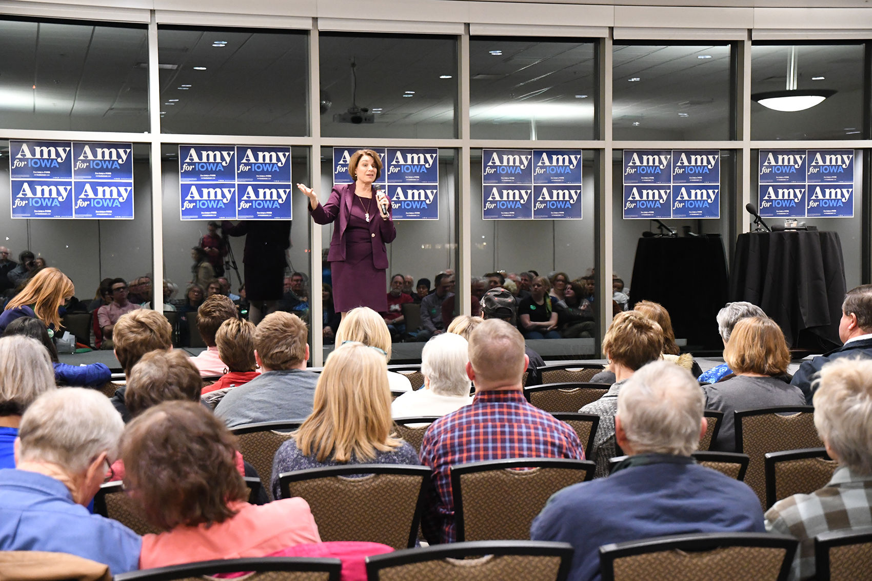 Klobuchar campaigns in Sioux Center